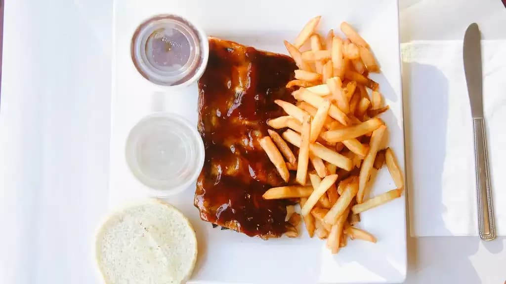 Assiette de côtes levées demi portion / Plate of Ribs Half Portion