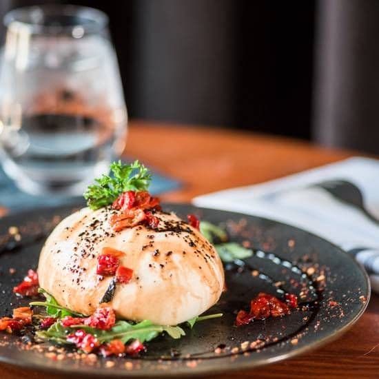 Burrata en Ensalada De Rucula