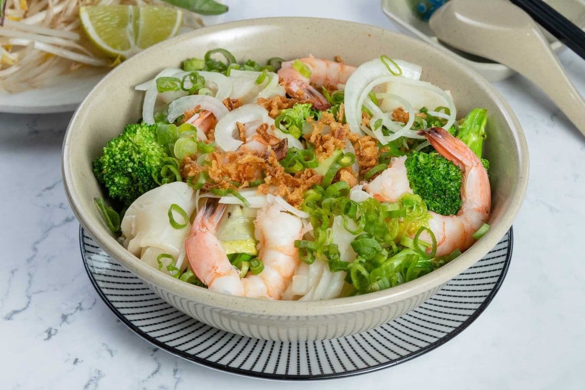 34. Vegetable and Seafood with Yellow Noodle or Rice Noodle in Soup (Mì Hoặc Hủ Tiếu Đồ Biển)