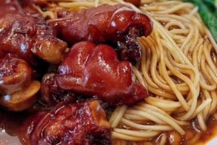 Braised Pork Noodles in Brown Sauce 红烧猪手面