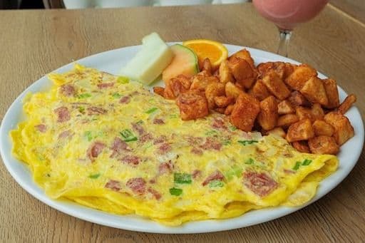 Omelette viande fumée, échalotes et fromage suisse / Smoked Meat, Shallots & Swiss Cheese