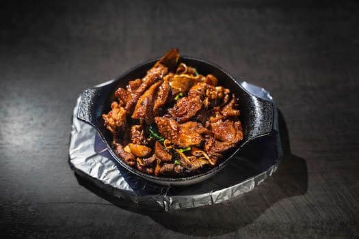 三杯雞 / Three Spiced Chicken w/ Basil on Iron Plate