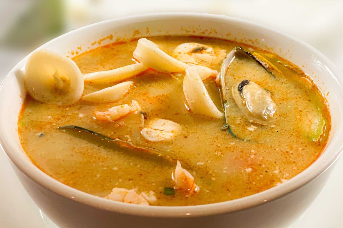 8L. Soupe tom yum fruits de mer (grande) / Seafood (Large) Tom Yum Soup