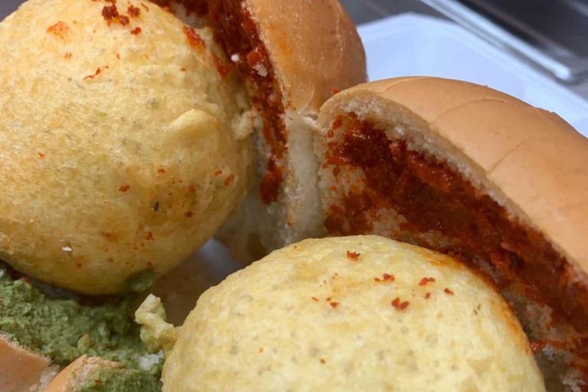 JUMBO TAWA BUTTER MASALA VADA PAU (1 PC)