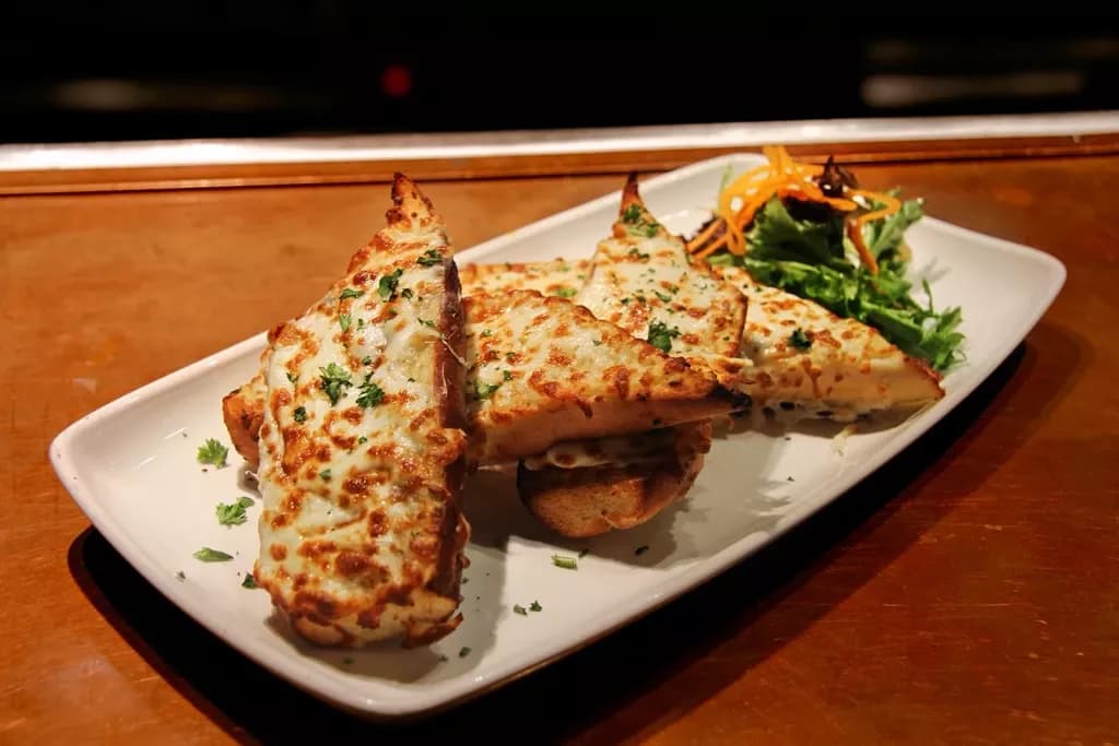 Pain à l'ail gratiné / Oven-Baked Garlic Bread