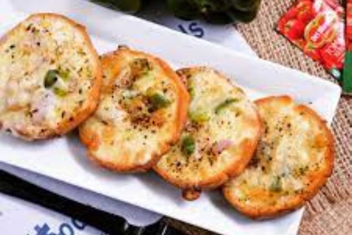 Round Cheese Garlic Bread with Veggies