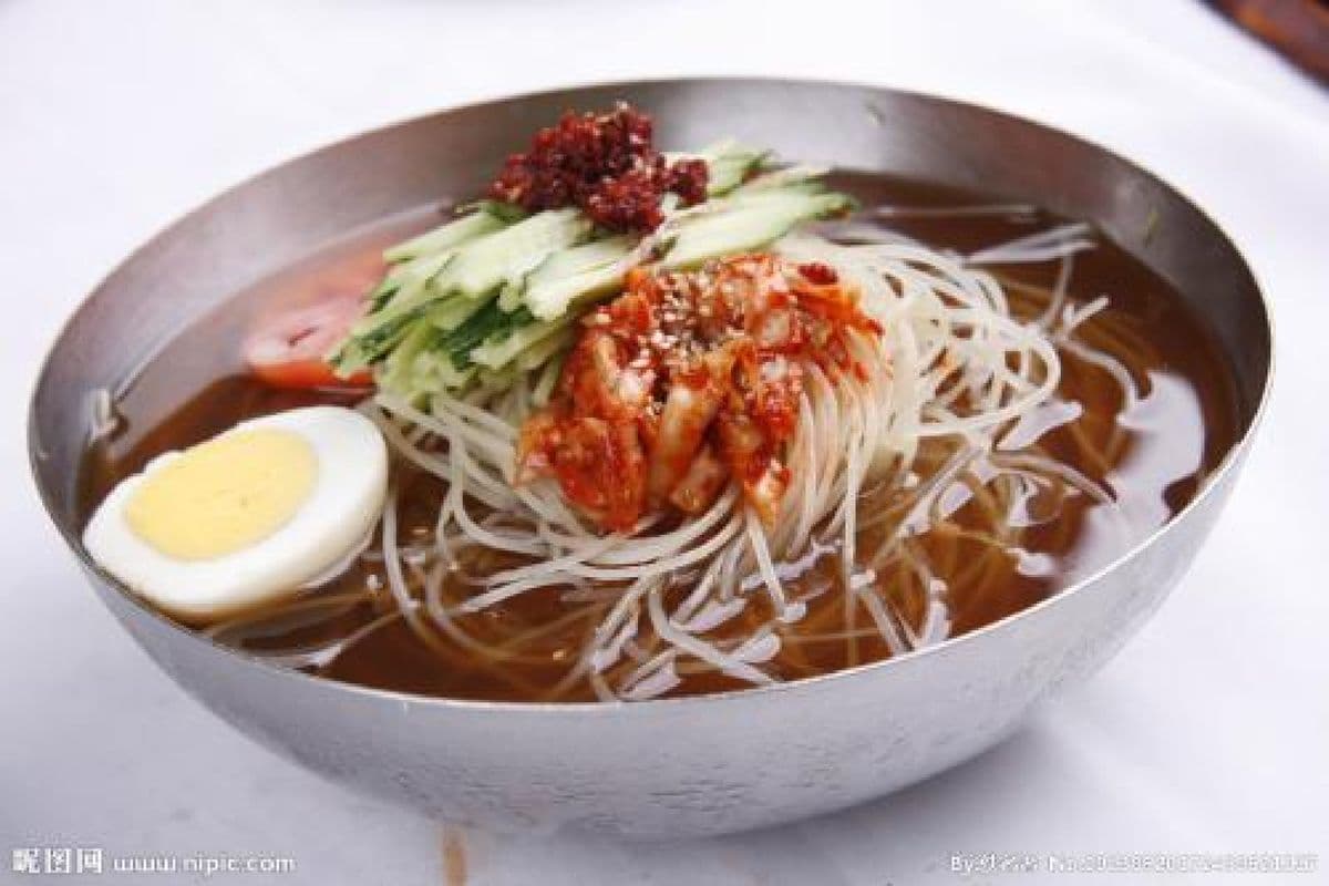 Cold Buckwheat Noodles with Kimchi and Sliced Beef(酸甜冷面)