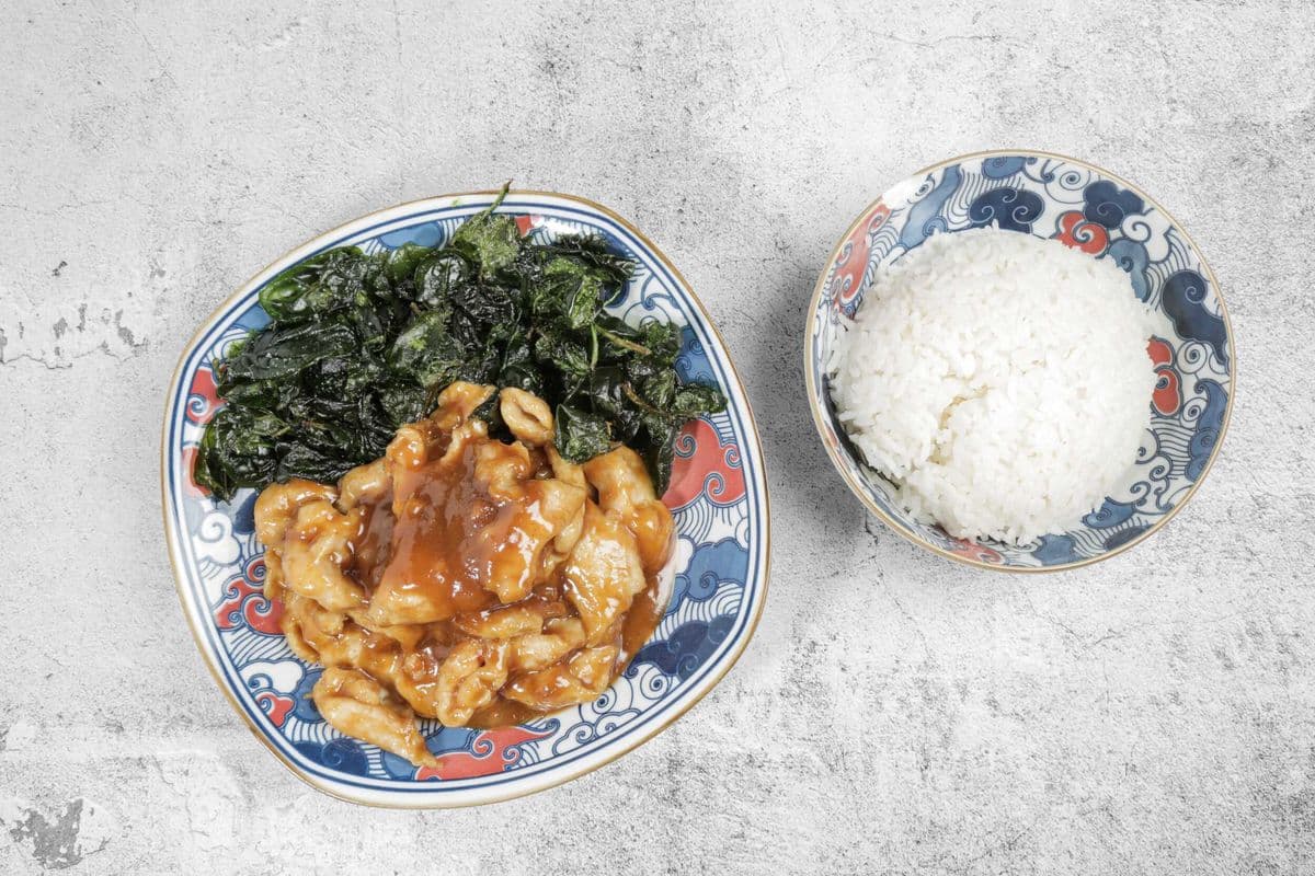 44. Poulet avec sauce d'arachide et épinards croustillants
