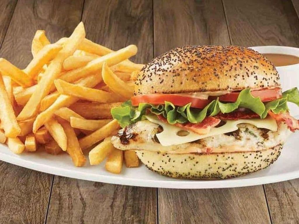 Club burger à la poitrine de poulet grillée / Club Burger with Grilled Chicken Breast