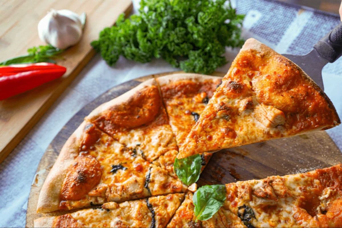 Medium (11'') Butter Chicken Pizza