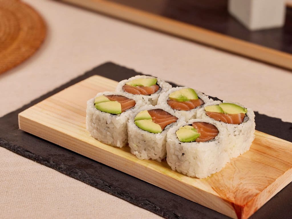 Avocado Salmon Roll (8pcs)
