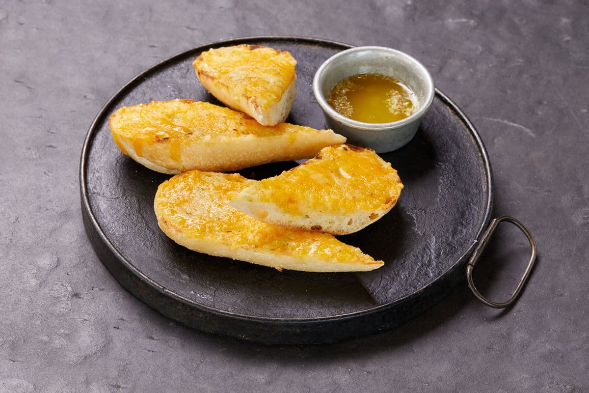GARLIC CHEESE BREAD