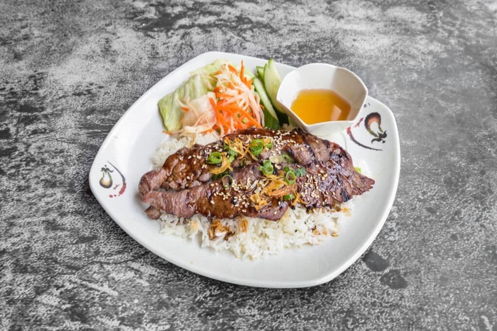 41. Bœuf grillé sur riz vapeur / Grilled Beef on Steamed Rice