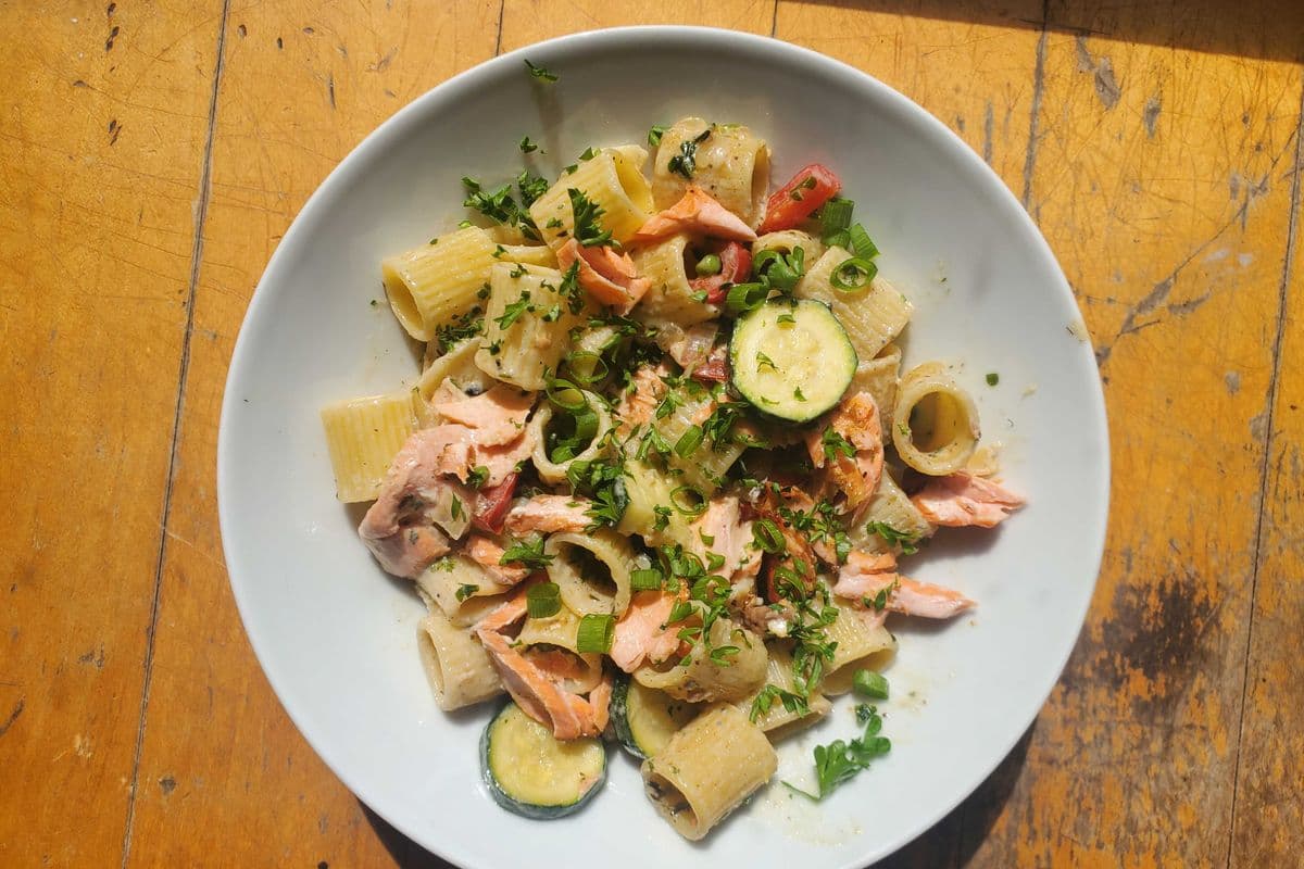 Pâtes divines au saumon, courgettes, petits pois, poivrons / Pasta with Salmon, Peas, Peppers and Zuccini