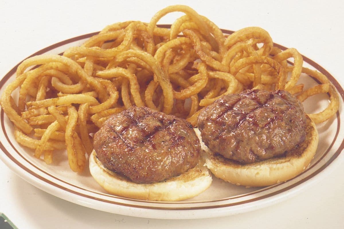 Monsieur Steerburger sur plateau (1/2 lb) avec frites / Mister Steerburger Platter (1/2 lb) with fries