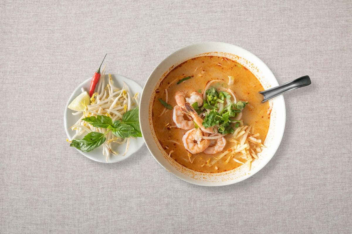 S6. Soupe tom yum avec crevettes au lait de noix de coco / Tom Yum Soup with Shrimp and Coconut Milk