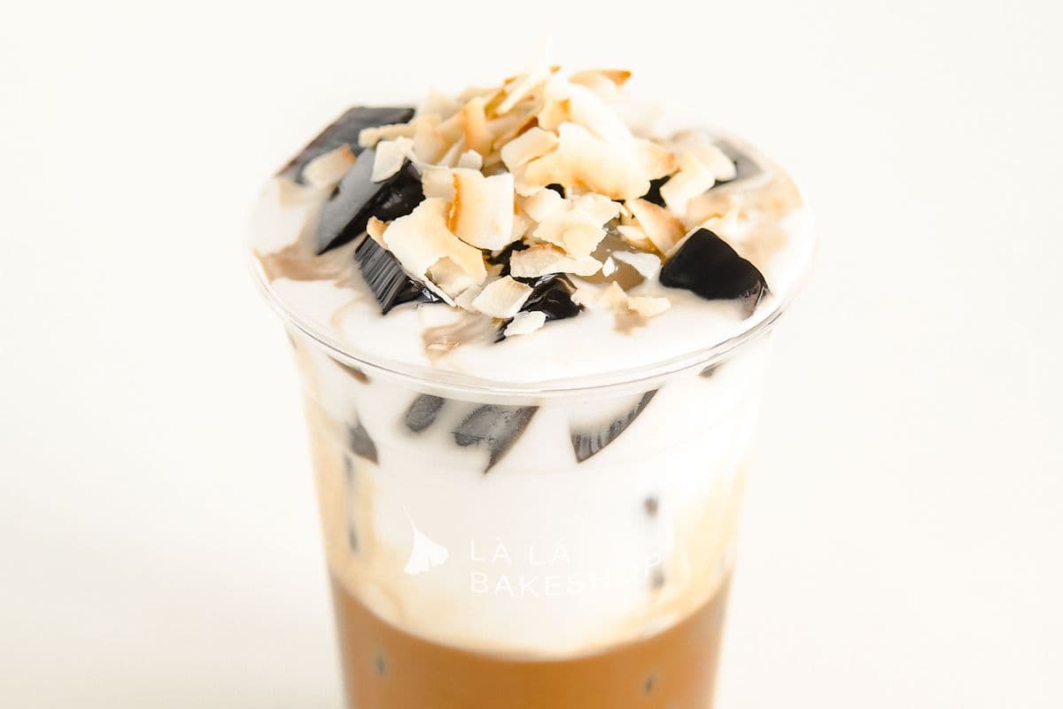 Coconut Latte with Grass Jelly and Palm Seeds (20 oz)