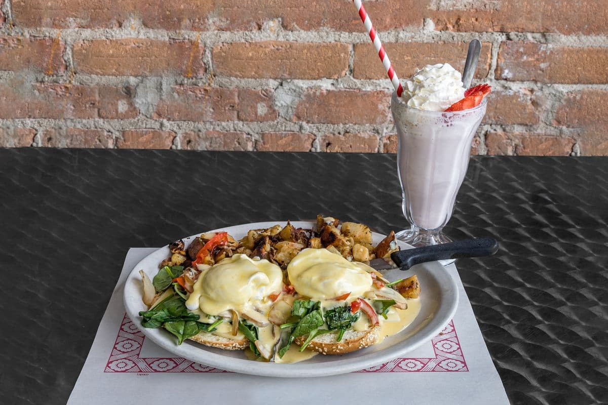 Oeufs bénédictine Pompadour / Pompadour Egg Benedict