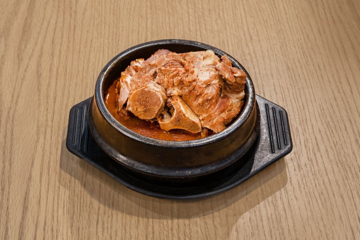 S9. Spicy Pork Bone Soup With Rice (Gamjatang)