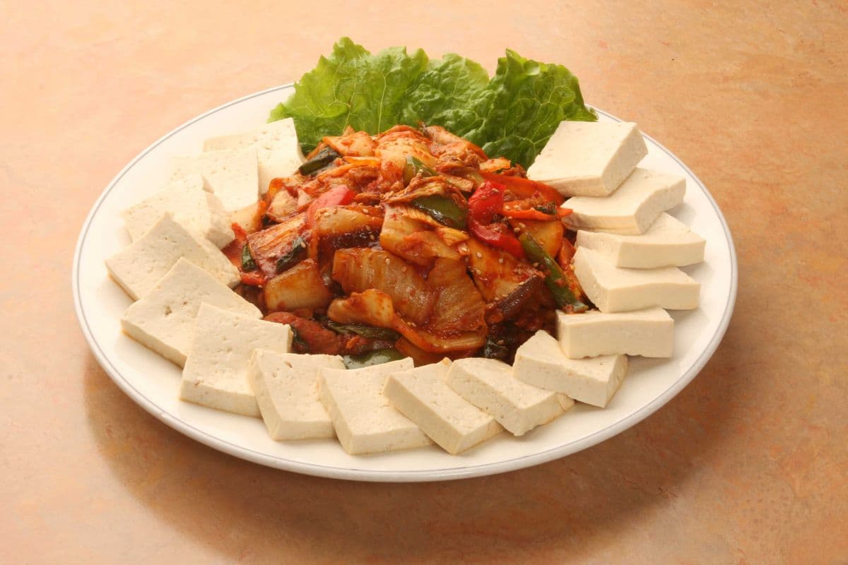 27. Spicy Pork, Kimchi, and Steamed Tofu / 김치 볶음과 생두부 生豆腐和肉炒泡菜