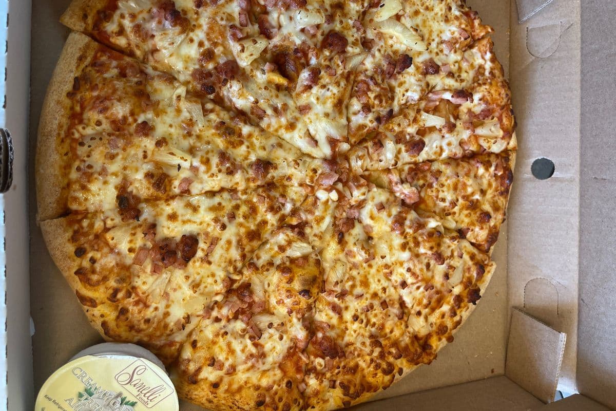 Medium Hawaiian Pizza