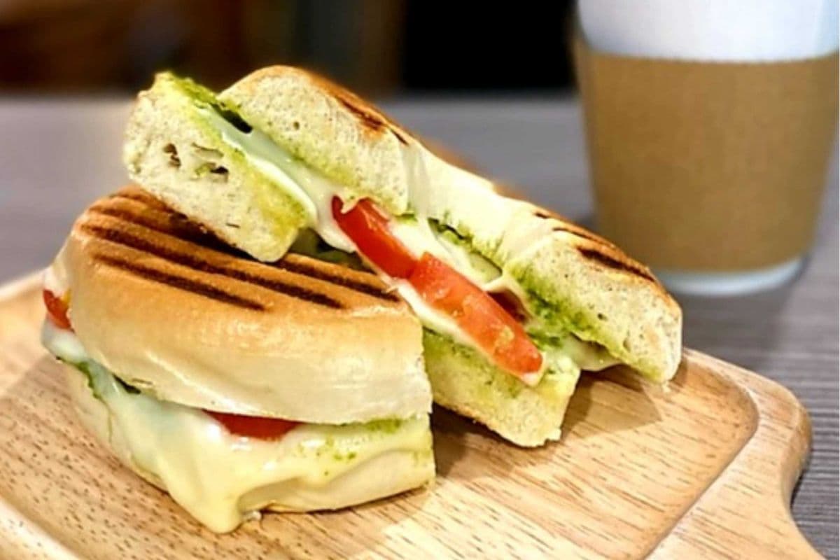 Pesto Melt Bagel Sandwich