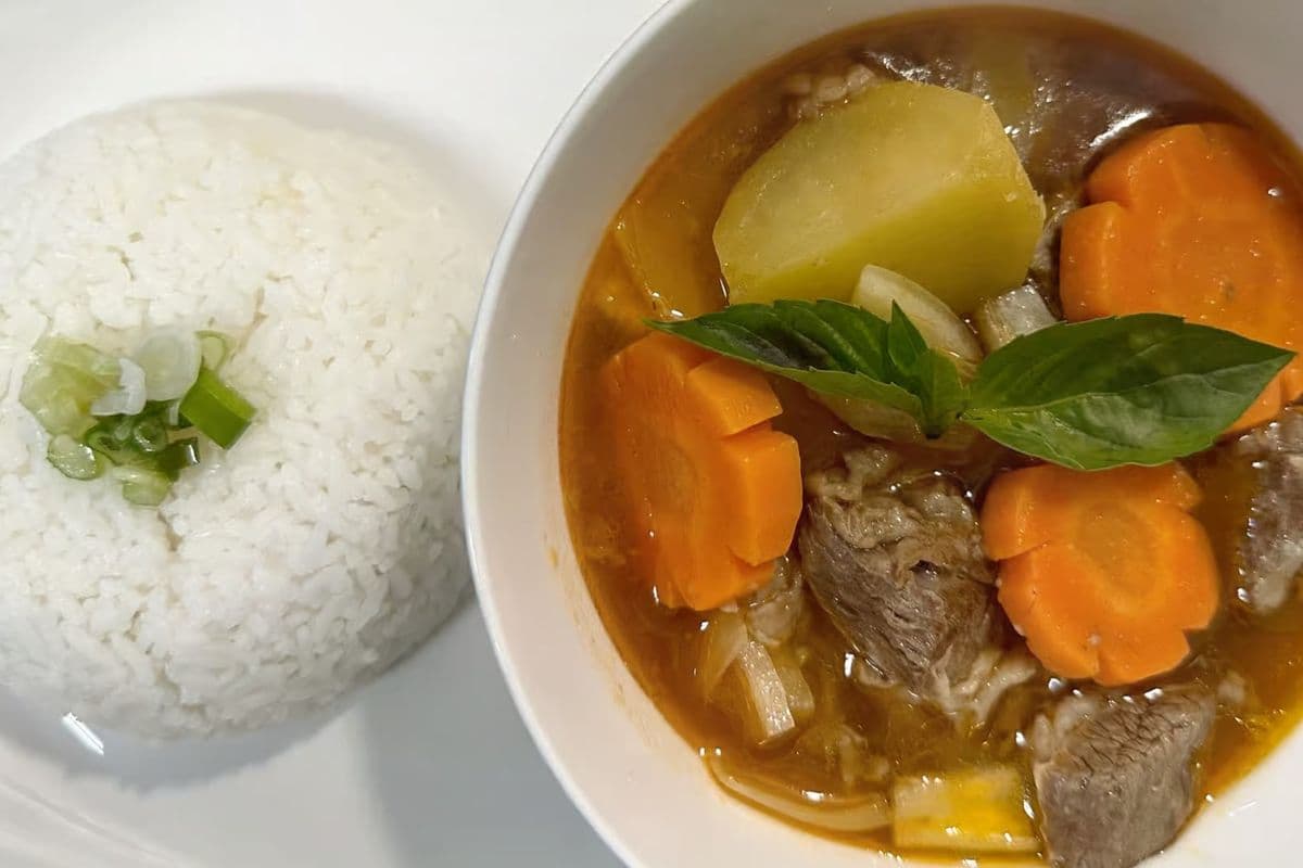 # 17 Ragoût au bœuf / Beef Stew Served with Bánh Mì or Rice