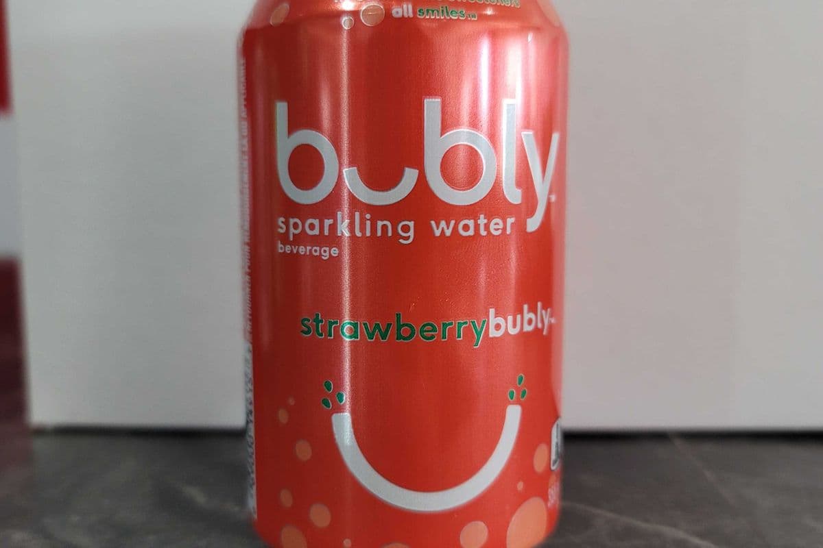 Strawberry Bubly (355 ml)