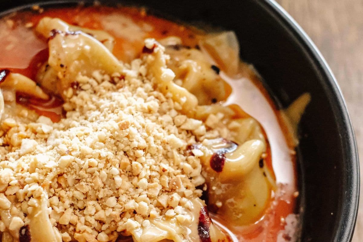Peanut With Red Chili Oil Wontons (18 pcs)
