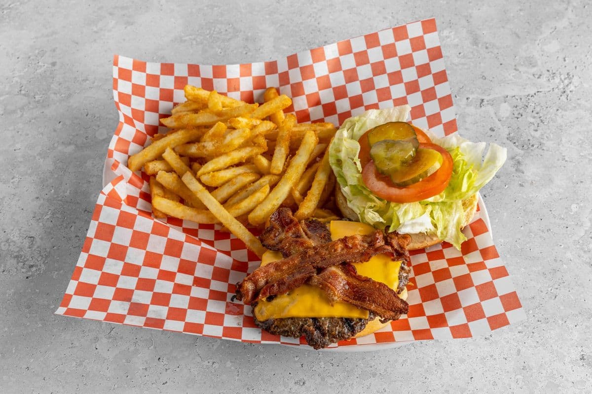Banquet Burger with Fries (7 oz)
