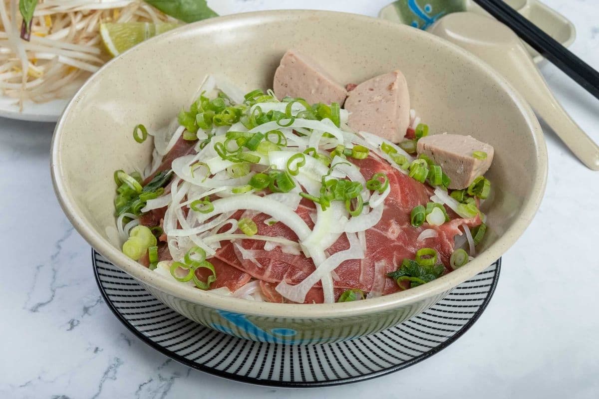 7. Rare Beef and Beef Ball Rice Noodle in Soup (Phở Tái, Bò Viên)