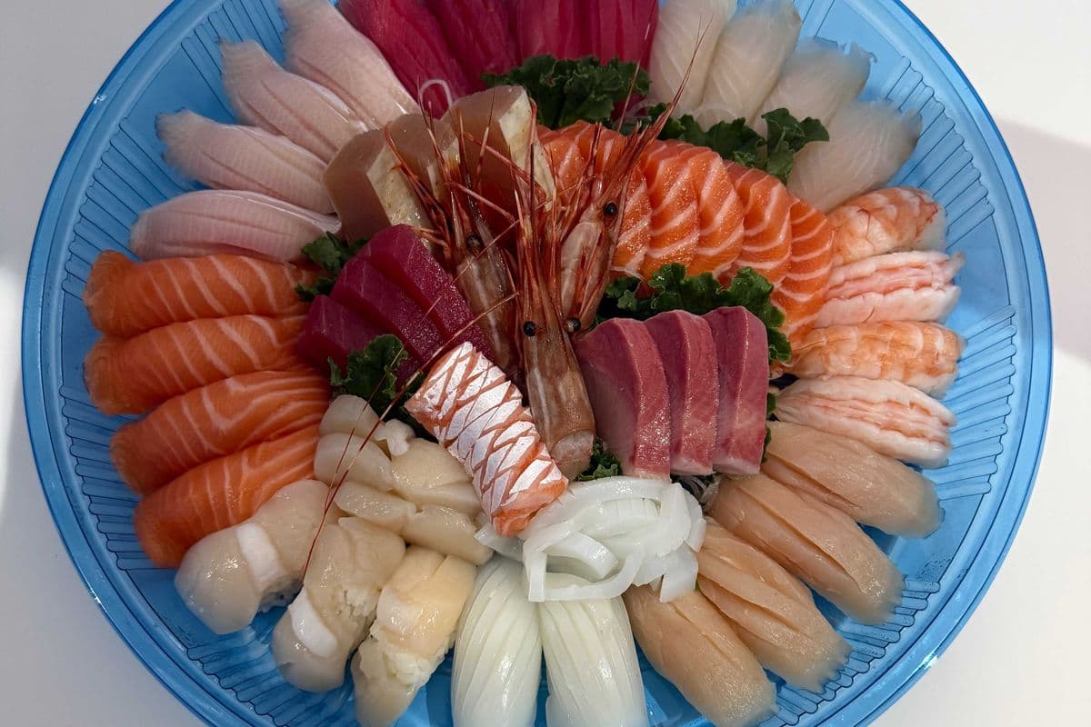P16. Assorted Sashimi and Sushi (55 pcs) 刺身+壽司拼盤