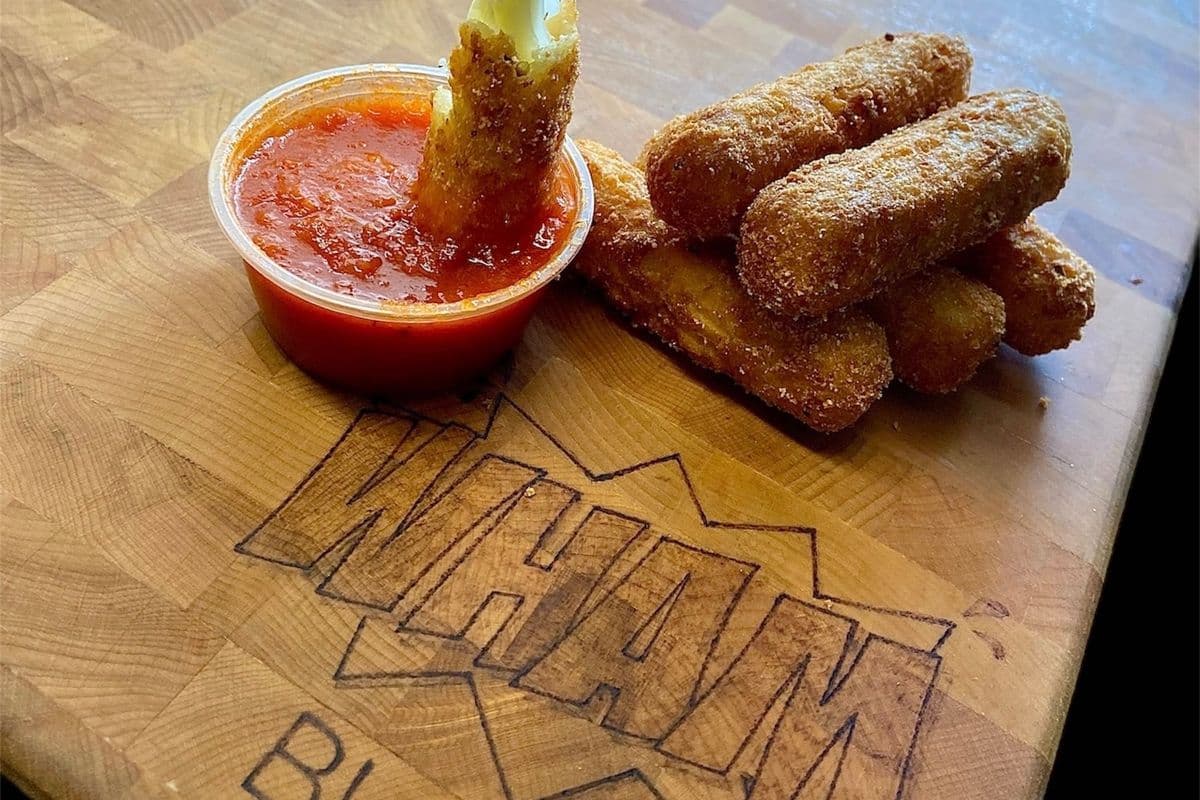 Mozzarella Sticks (6 pcs) with Marinara Sauce