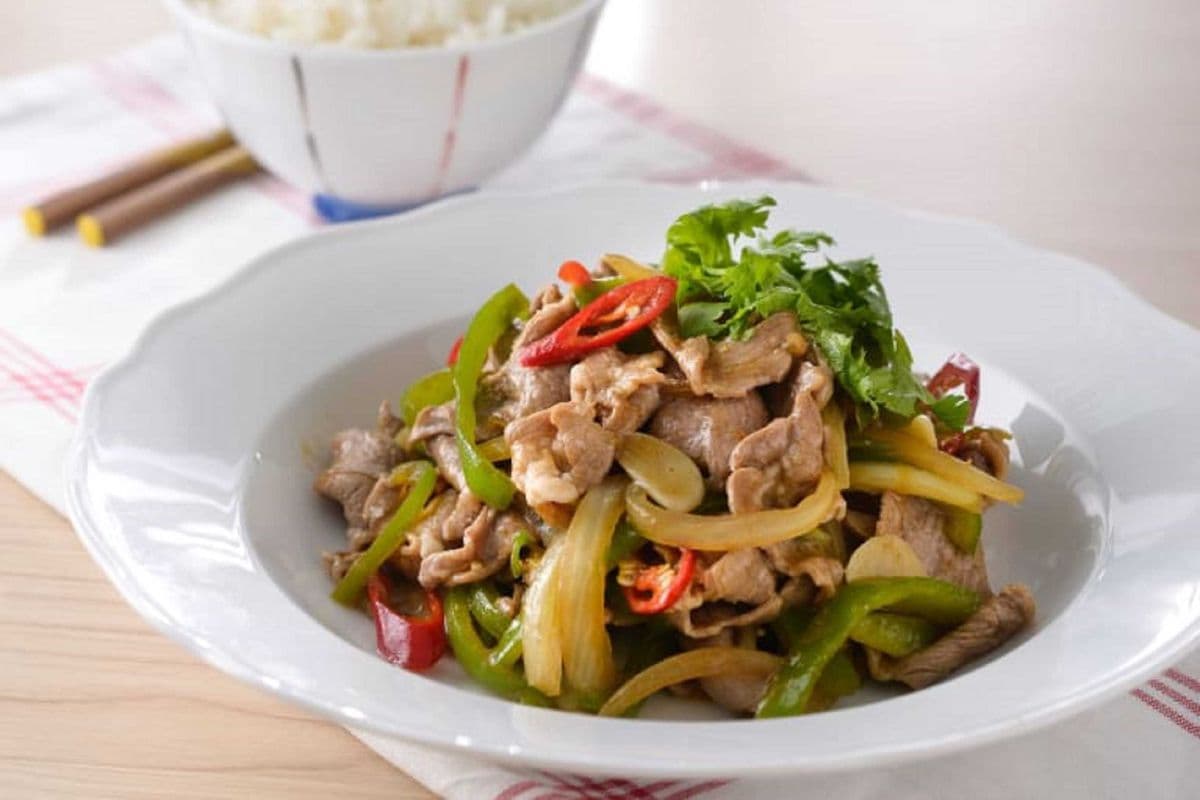 葱爆孜然羊肉Stir Fried Sliced Lamb with Onion & Crispy Hot Peppers