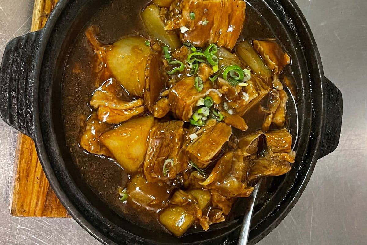 Beef Brisket with White Radish 羅白牛腩煲