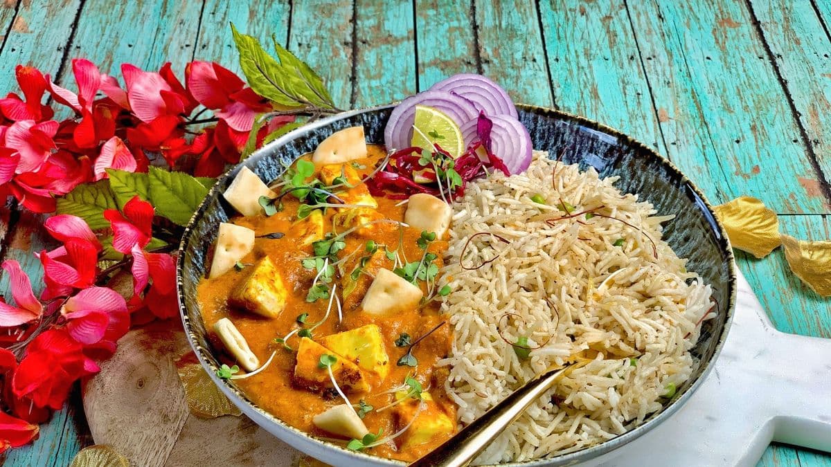 12-8-2 Paneer Makhni Bowl/Pappad/ Lassi Combo