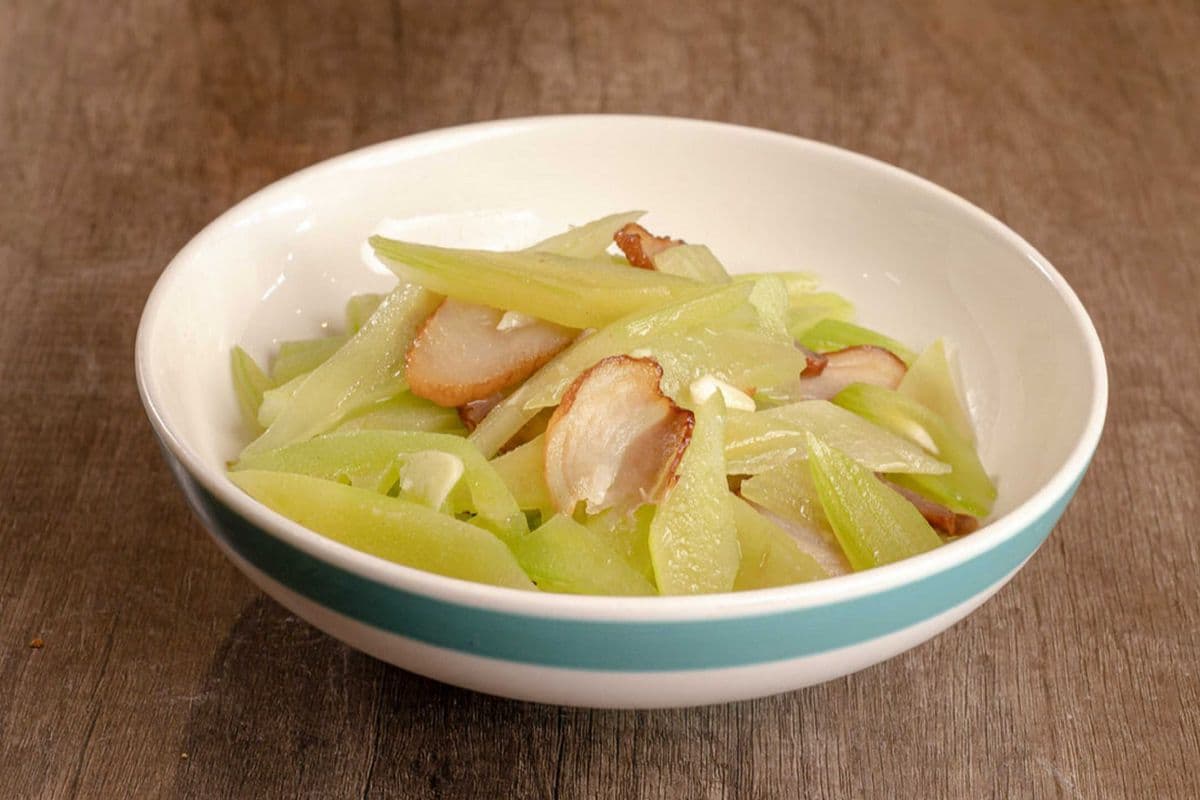 Stir-Fried Stem Lettuce with Salty Pork 莴苣炒腊肉