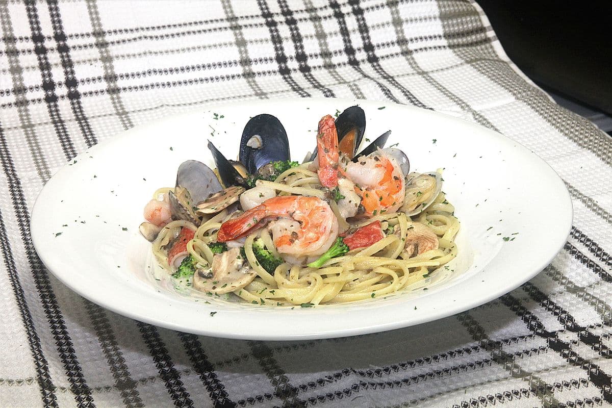 Seafood Fettuccine in Cream Sauce with Truffle Oil 黑松露海鮮燴闊條麵