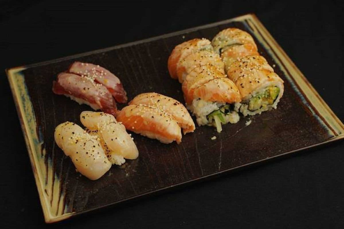 Mixed Torched Sushi (4 pcs)