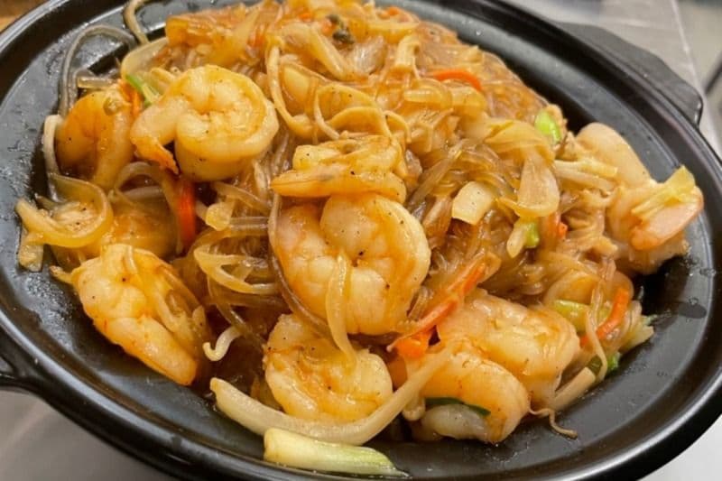 Shrimp and Sweet Potato Noodle Claypot in Garlic Black Pepper Sauce (蒜香黑椒粉丝虾煲)