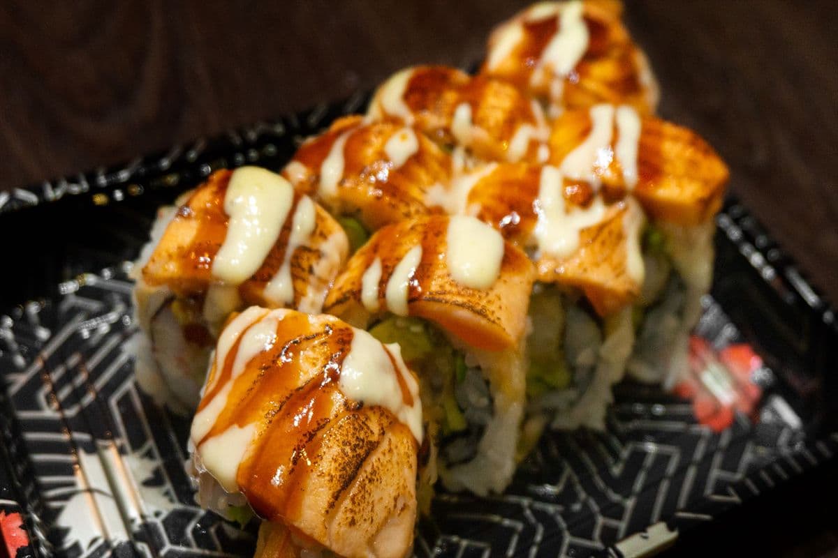 TR01. Aburi Salmon Roll (8 pcs)