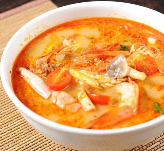 Tom Yum Soup with Chicken Soupe Tom Yum au Poulet