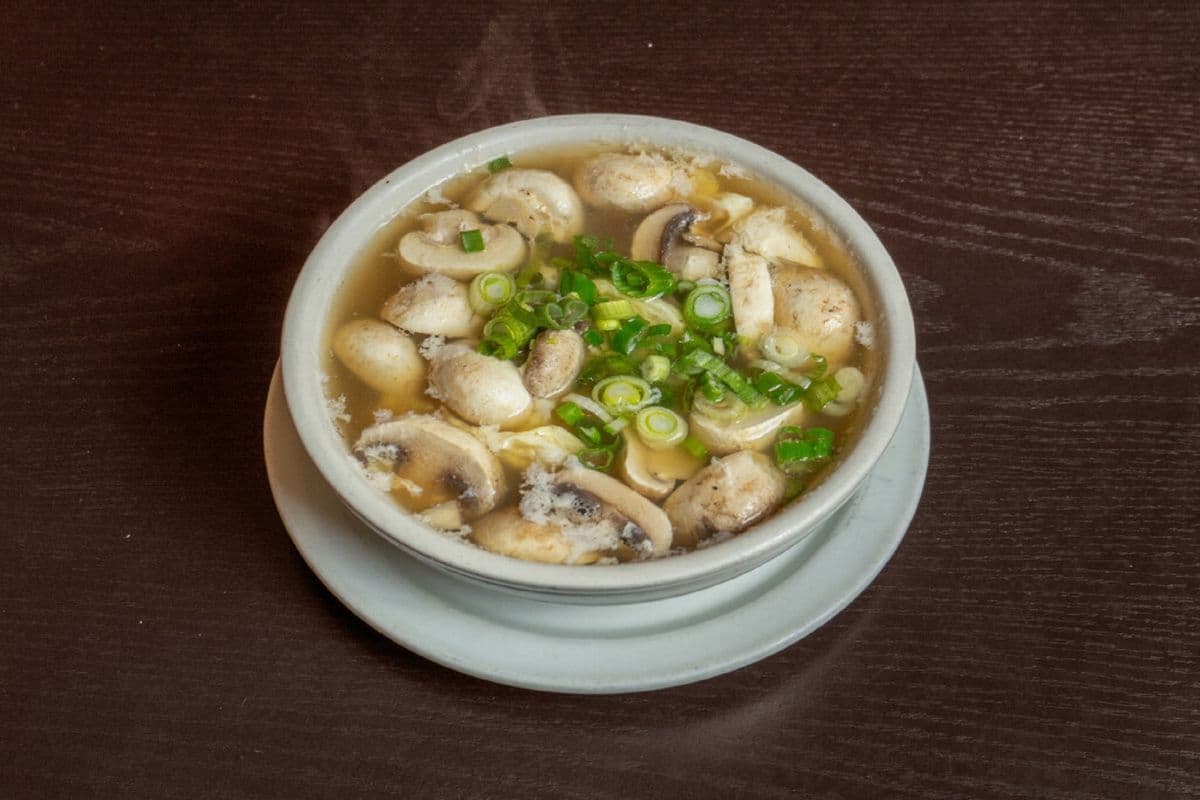 Egg Drop Soup with Mushrooms and green onion (160z)