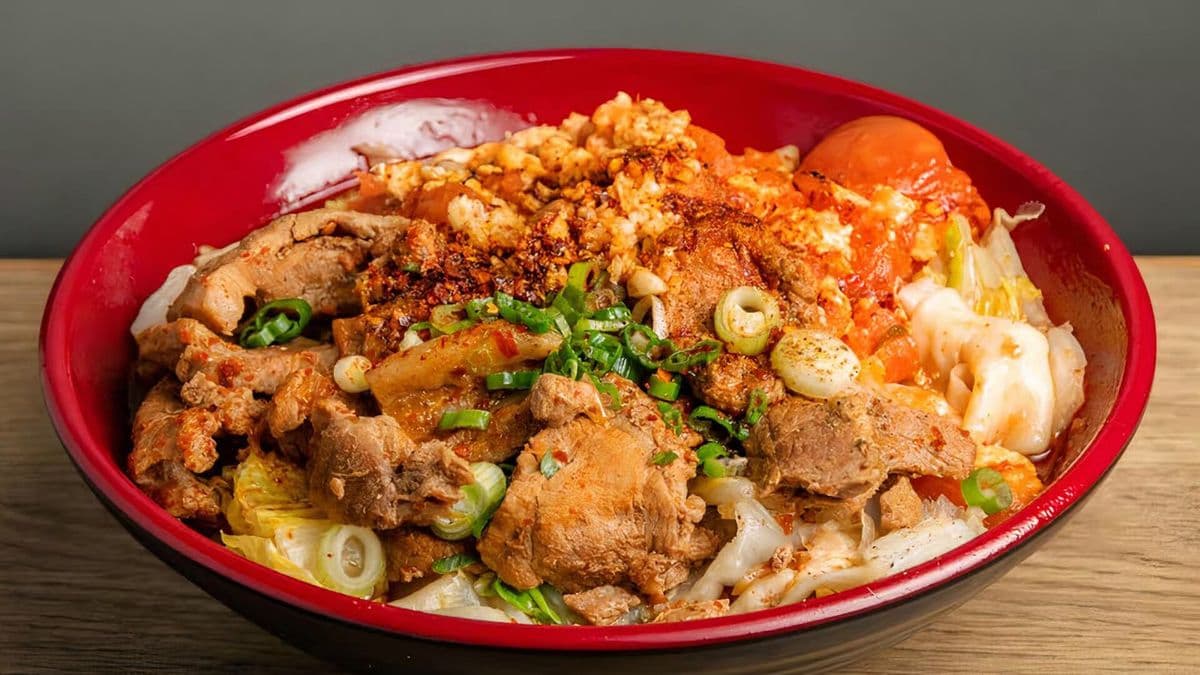 Spicy Oil Noodle with Soy Sauce Pork + Tomato & Fried Eggs 西红柿鸡蛋炸酱油泼三拌面