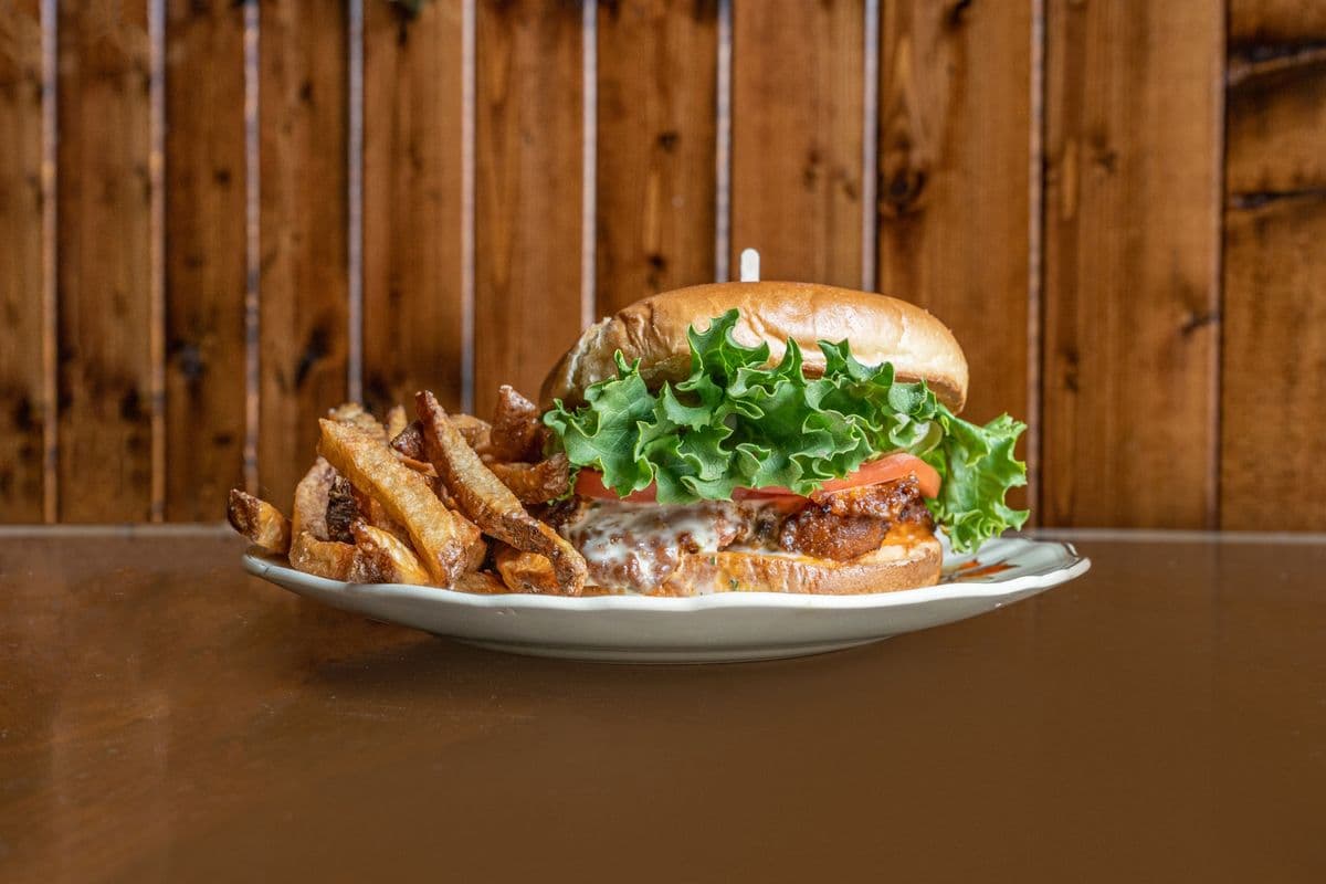Sandwich au poulet croustillant “Buffalo” / Buffalo Fried Chicken Sandwich