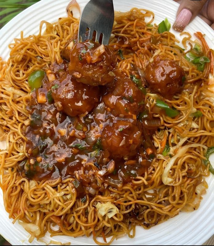 Hakka Combo Chicken Noodles & Manchurian