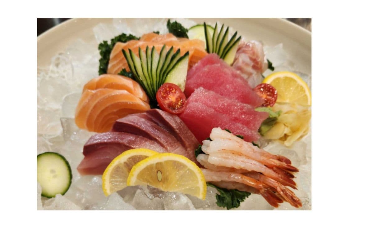 Chef Special Sashimi (16pcs)