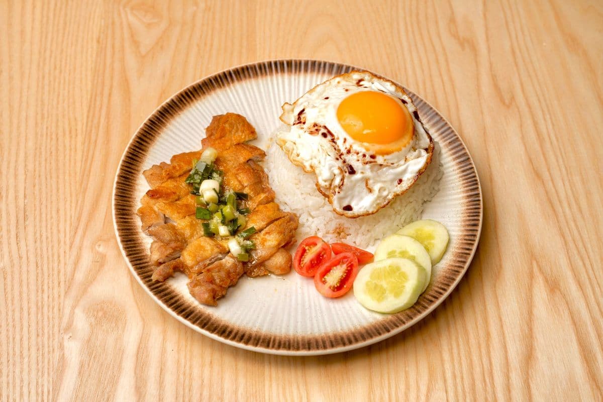 HK201. 蔥油雞扒煎蛋丼 / Crispy Chicken with Scallion Oil Rice Bowl and Sunny-side-up Egg