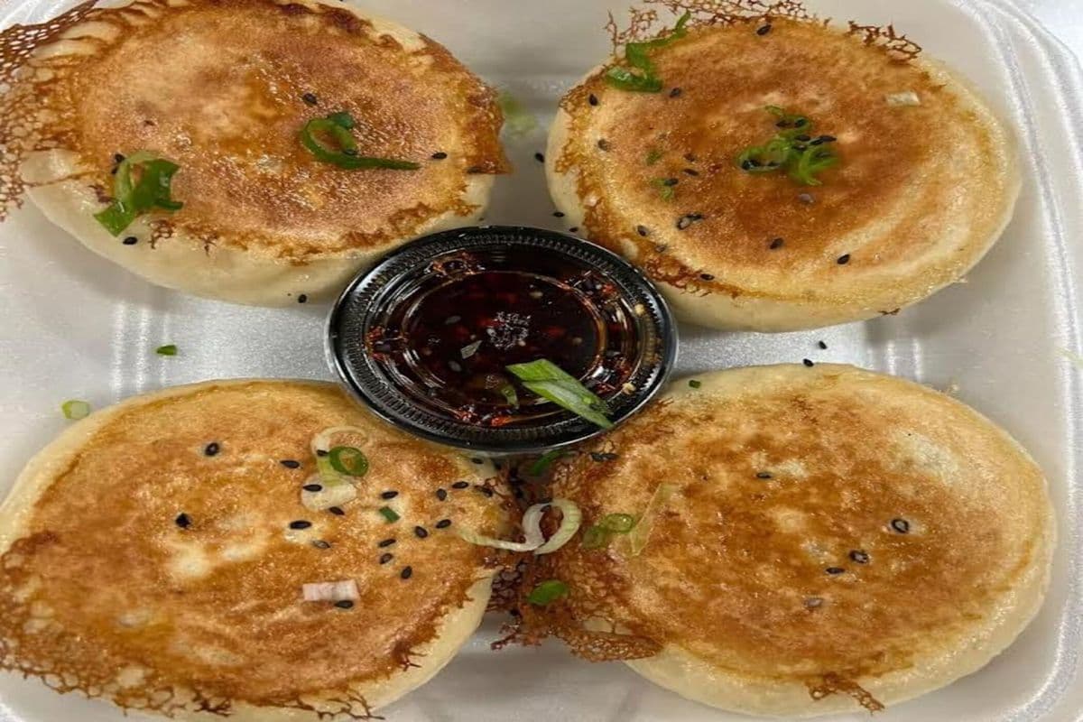 B4. Pan Fried Pork and Celery Bun (4 pcs)