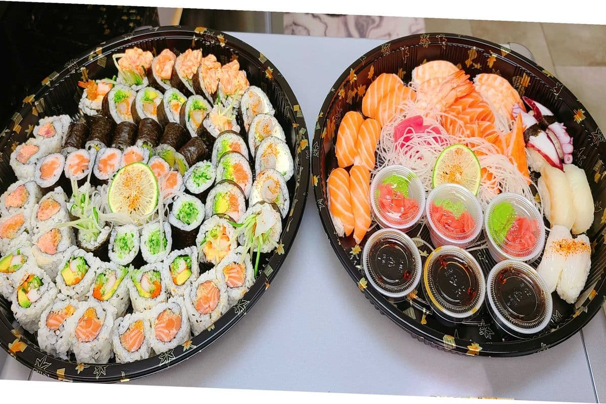 120. 81 Pieces Party Tray